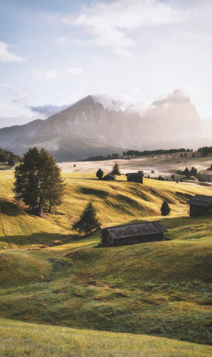 Paysage ensoleillé de collines du Pays Basque