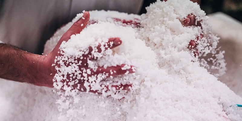 Main mélange du sel