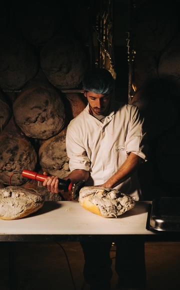 Salaisonnier marque un sceau sur le jambon de Bayonne