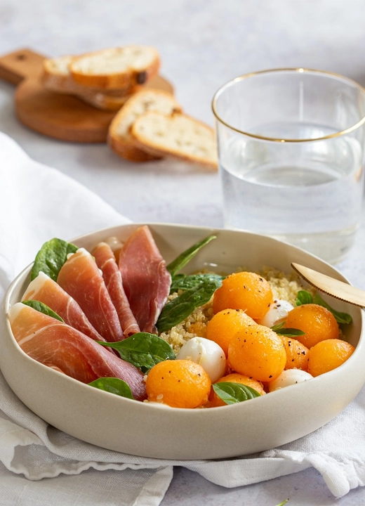 Bowl de melon et quinoa au jambon de Bayonne