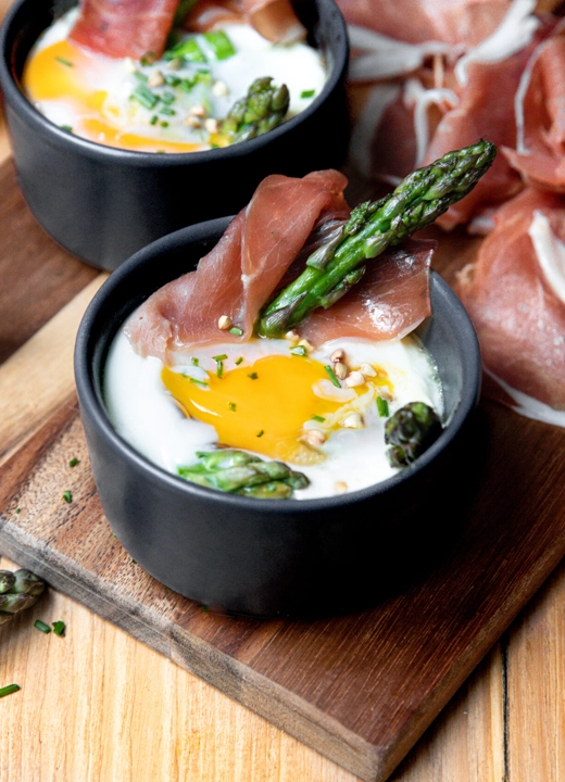 Œuf cocotte, asperges et jambon de Bayonne