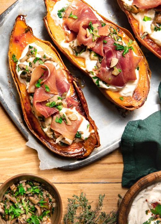 Patates douces rôties au jambon de Bayonne, champignons et chèvre frais