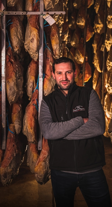Salaisonnier dans une cave de jambon de Bayonne