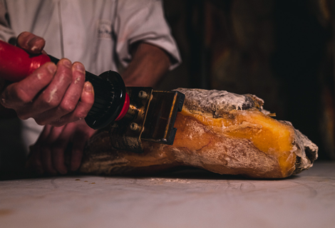 Marquage du sceau Bayonne sur le jambon de Bayonne