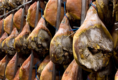 Séchage des jambons de Bayonne pendus à la poutre de la cave